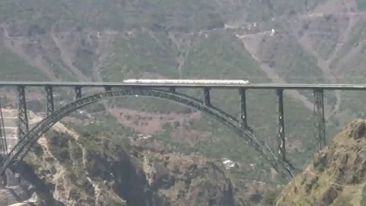 ವಿಶ್ವದ ಅತೀ ಎತ್ತರದ ರೈಲ್ವೆ ಬ್ರಿಡ್ಜ್ನಲ್ಲಿ ಭಾರತೀಯ ರೈಲ್ವೆಯ ಯಶಸ್ವಿ ಟ್ರಯಲ್ ರನ್ : ಮೋಹಕ ವೀಡಿಯೋ ವೈರಲ್ ವಿಶ್ವದ ಅತೀ ಎತ್ತರದ ರೈಲ್ವೆ ಬ್ರಿಡ್ಜ್ನಲ್ಲಿ ಭಾರತೀಯ ರೈಲ್ವೆಯ ಯಶಸ್ವಿ ಟ್ರಯಲ್ ರನ್ : ಮೋಹಕ ವೀಡಿಯೋ ವೈರಲ್