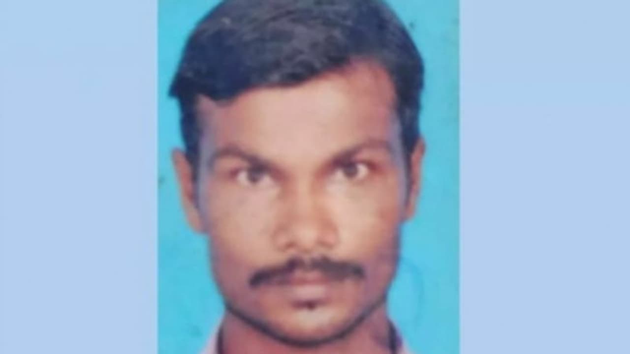 കെട്ടിടത്തിൽ നിന്ന് ഫോൺ ചെയ്യുന്നതിനിടെ കാൽ വഴുതി വൈദ്യുതി ലൈനിലേക്ക് വീണു; ഷോക്കേറ്റ് യുവാവ് മരിച്ചു കെട്ടിടത്തിൽ നിന്ന് ഫോൺ ചെയ്യുന്നതിനിടെ കാൽ വഴുതി വൈദ്യുതി ലൈനിലേക്ക് വീണു; ഷോക്കേറ്റ് യുവാവ് മരിച്ചു