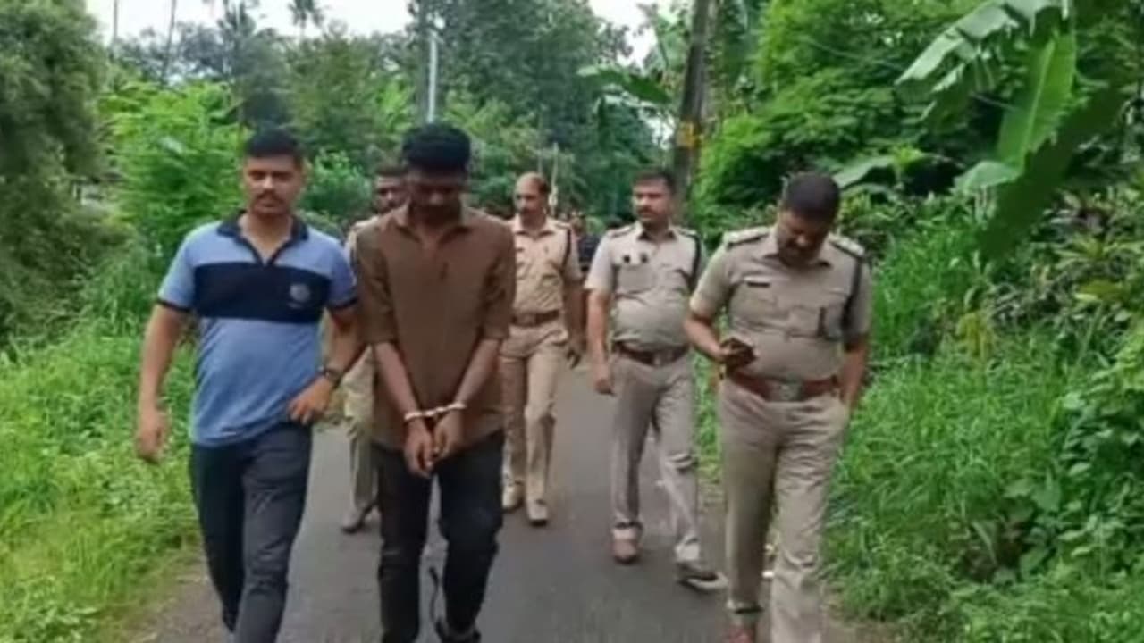 വീട്ടുകാരി ഉണർന്നതോടെ പണവുമായി മുങ്ങി, മൊബൈൽ ഫോൺ തെളിവ്, ഒളിവിൽ കഴിഞ്ഞത് ലേബർ ക്യാംപിൽ, ഒടുവിൽ യുവാവ് പിടിയിൽ വീട്ടുകാരി ഉണർന്നതോടെ പണവുമായി മുങ്ങി, മൊബൈൽ ഫോൺ തെളിവ്, ഒളിവിൽ കഴിഞ്ഞത് ലേബർ ക്യാംപിൽ, ഒടുവിൽ യുവാവ് പിടിയിൽ