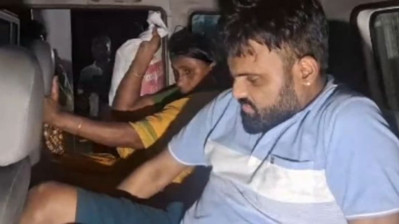 ഡോക്ടറാണെന്ന് പരിചയപ്പെടുത്തി ഹൈക്കോടതി അഭിഭാഷകനില് പണം തട്ടിയ കേസില്, അമ്മയും മകനും അറസ്റ്റില് ഡോക്ടറാണെന്ന് പരിചയപ്പെടുത്തി ഹൈക്കോടതി അഭിഭാഷകനില് പണം തട്ടിയ കേസില്, അമ്മയും മകനും അറസ്റ്റില്