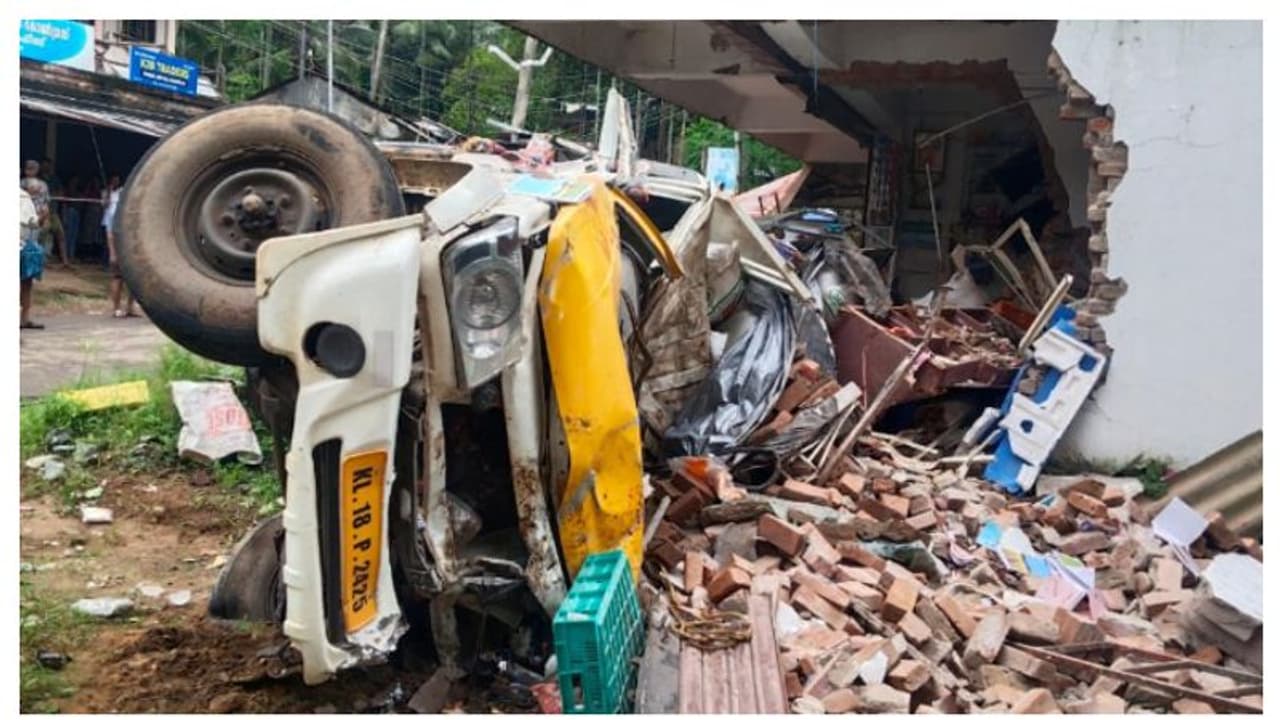 കോഴിക്കോട് നിയന്ത്രണംവിട്ട പിക്കപ്പ് വാന്‍ കടയിലേക്ക് ഇടിച്ചുകയറി ചായകുടിക്കാനെത്തിയ രണ്ട് പേര്‍ മരിച്ചു