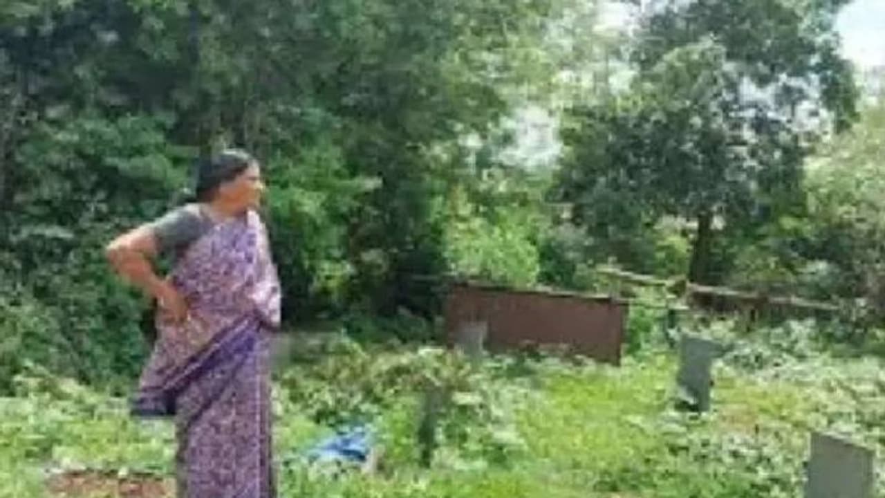 ഒരു സ്ത്രീ ശവക്കുഴി കുഴിക്കുകയോ? 20 വർഷമായി സെമിത്തേരിയിലാണ് നീലമ്മയുടെ ജീവിതം ഒരു സ്ത്രീ ശവക്കുഴി കുഴിക്കുകയോ? 20 വർഷമായി സെമിത്തേരിയിലാണ് നീലമ്മയുടെ ജീവിതം