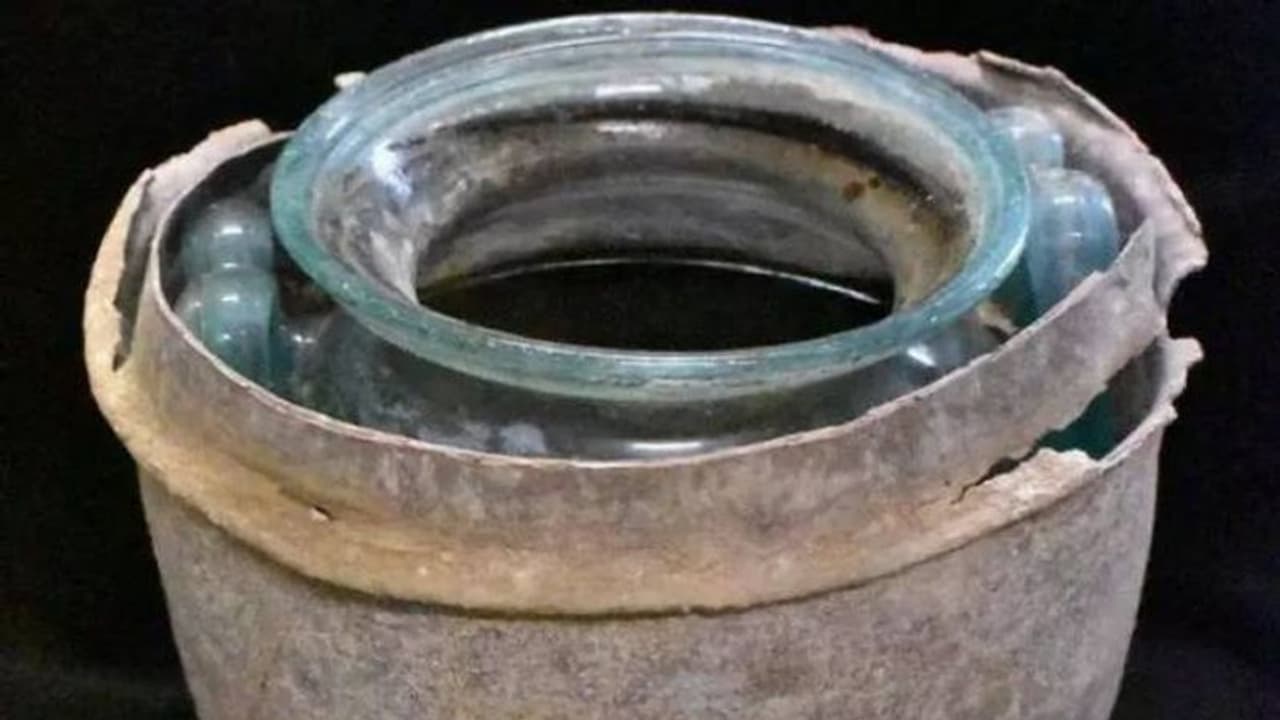 ലോകത്തിലെ ഏറ്റവും പഴക്കം ചെന്ന വൈൻ, ഒന്നും രണ്ടുമല്ല 2000 വർഷം പഴക്കം ലോകത്തിലെ ഏറ്റവും പഴക്കം ചെന്ന വൈൻ, ഒന്നും രണ്ടുമല്ല 2000 വർഷം പഴക്കം