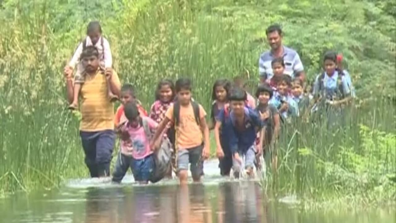 ವಿಜಯಪುರದಲ್ಲಿ ಉಕ್ಕಿ ಹರಿಯೋ ಹಳ್ಳ: ಶಿಕ್ಷಣಕ್ಕಾಗಿ ಪ್ರಾಣವನ್ನೆ ಪಣಕ್ಕಿಡ್ತಿದ್ದಾರೆ ಇಂಗಳನಾಳ ಮಕ್ಕಳು! ವಿಜಯಪುರದಲ್ಲಿ ಉಕ್ಕಿ ಹರಿಯೋ ಹಳ್ಳ: ಶಿಕ್ಷಣಕ್ಕಾಗಿ ಪ್ರಾಣವನ್ನೆ ಪಣಕ್ಕಿಡ್ತಿದ್ದಾರೆ ಇಂಗಳನಾಳ ಮಕ್ಕಳು!