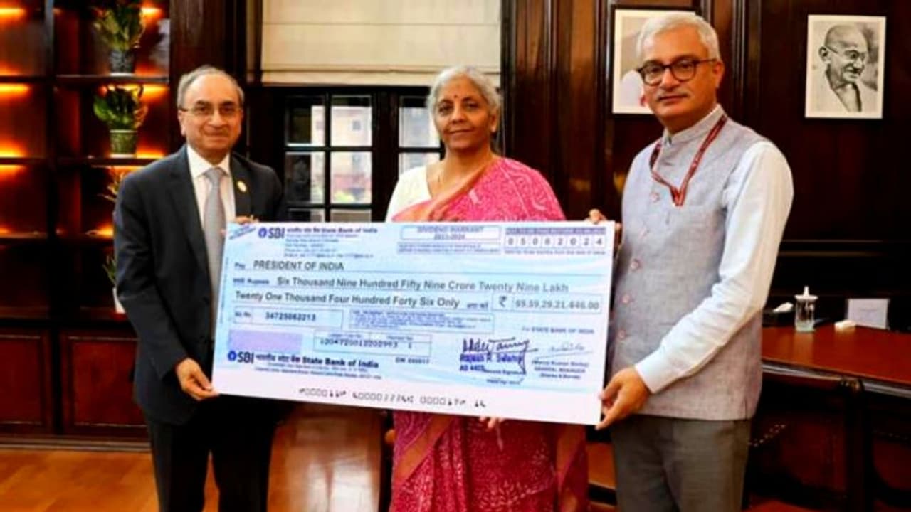 വീണ്ടും റെക്കോർഡ് തകർത്ത് എസ്ബിഐ; കേന്ദ്രത്തിന് നൽകിയത് 7,000 കോടി വീണ്ടും റെക്കോർഡ് തകർത്ത് എസ്ബിഐ; കേന്ദ്രത്തിന് നൽകിയത് 7,000 കോടി