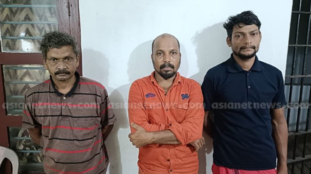 ആറളം ഫാമിൽ നാടൻ തോക്കുമായി മൂന്ന് പേര്‍: വനം വകുപ്പ് ജീവനക്കാരെ കണ്ട് തോക്ക് ഉപേക്ഷിച്ച് ഓടി, പിടിയിലായി