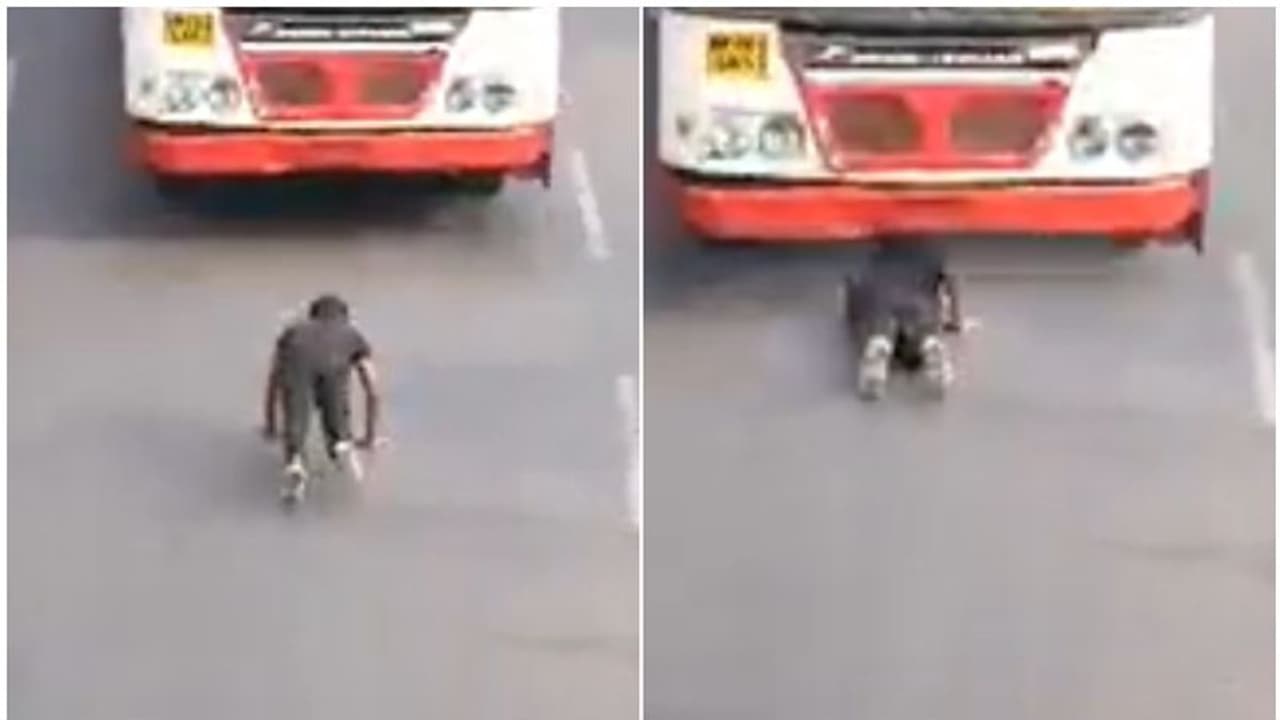 ഒന്ന് സൂക്ഷിച്ച് നോക്കിയേ! കണ്ണുകളെ വിശ്വസിക്കാൻ കഴിയാത്ത അവസ്ഥ; ബസിന് അടിയിൽ കിടക്കുന്ന യുവാവ്, വീഡിയോ വ്യാജം ഒന്ന് സൂക്ഷിച്ച് നോക്കിയേ! കണ്ണുകളെ വിശ്വസിക്കാൻ കഴിയാത്ത അവസ്ഥ; ബസിന് അടിയിൽ കിടക്കുന്ന യുവാവ്, വീഡിയോ വ്യാജം