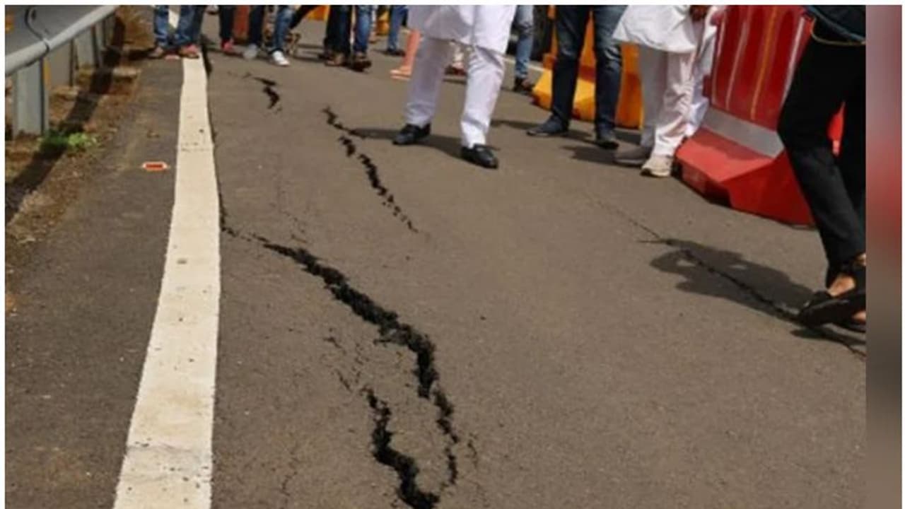17,840 കോടി ചെലവ്, കൊട്ടിഘോഷിച്ച് ഉദ്ഘാടനം; അഞ്ച് മാസം പിന്നിട്ടപ്പോൾ അടല് സേതുവിൽ വിള്ളൽ, വിവാദം 17,840 കോടി ചെലവ്, കൊട്ടിഘോഷിച്ച് ഉദ്ഘാടനം; അഞ്ച് മാസം പിന്നിട്ടപ്പോൾ അടല് സേതുവിൽ വിള്ളൽ, വിവാദം