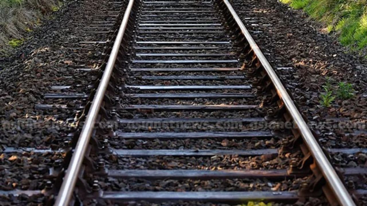 വടകരയ്ക്കും മാഹിക്കും ഇടയിൽ റെയിൽവേ ലൈനിലെ സിഗ്നൽ കേബിളുകൾ മുറിച്ചുമാറ്റി, 2 പേര് കസ്റ്റഡിയിൽ വടകരയ്ക്കും മാഹിക്കും ഇടയിൽ റെയിൽവേ ലൈനിലെ സിഗ്നൽ കേബിളുകൾ മുറിച്ചുമാറ്റി, 2 പേര് കസ്റ്റഡിയിൽ