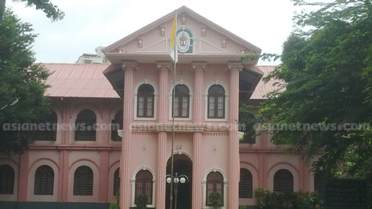 കുർബാന തർക്കം: തൃശൂർ അതിരൂപതയിലും പ്രതിഷേധം, വൈദികർക്കിടയിൽ സർവെ വേണമെന്ന് ആവശ്യം കുർബാന തർക്കം: തൃശൂർ അതിരൂപതയിലും പ്രതിഷേധം, വൈദികർക്കിടയിൽ സർവെ വേണമെന്ന് ആവശ്യം