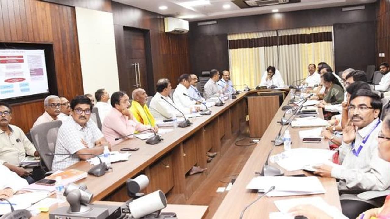 ఏపీలో స్వచ్ఛమైన తాగునీరు కూడా అందించే పరిస్థితి లేకుండా నిధులు మళ్లించేశారా? ఏపీలో స్వచ్ఛమైన తాగునీరు కూడా అందించే పరిస్థితి లేకుండా నిధులు మళ్లించేశారా?