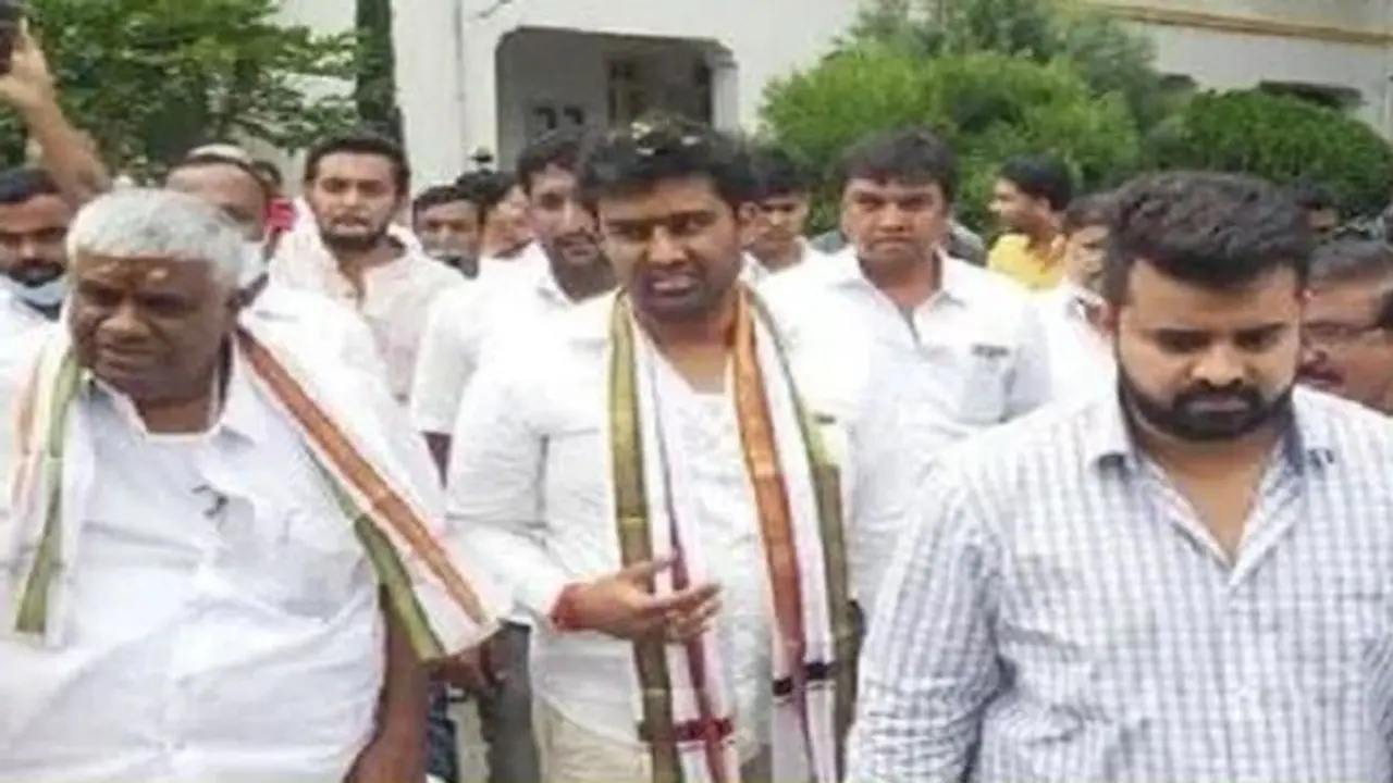 பாலியல் வழக்கில் பிரஜ்வல் ரேவண்ணா சிறையில்.. ஓரின சேர்க்கை புகாரில் தம்பி சூரஜ் ரேவண்ணா கைது! 