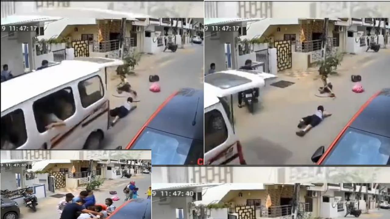 ಪೋಷಕರೇ ಎಚ್ಚರ, ಚಲಿಸುತ್ತಿದ್ದ ಶಾಲಾ ವಾಹನದಿಂದ ಹೊರಬಿದ್ದ ವಿದ್ಯಾರ್ಥಿನಿಯರಿಗೆ ಗಾಯ! ಪೋಷಕರೇ ಎಚ್ಚರ, ಚಲಿಸುತ್ತಿದ್ದ ಶಾಲಾ ವಾಹನದಿಂದ ಹೊರಬಿದ್ದ ವಿದ್ಯಾರ್ಥಿನಿಯರಿಗೆ ಗಾಯ!