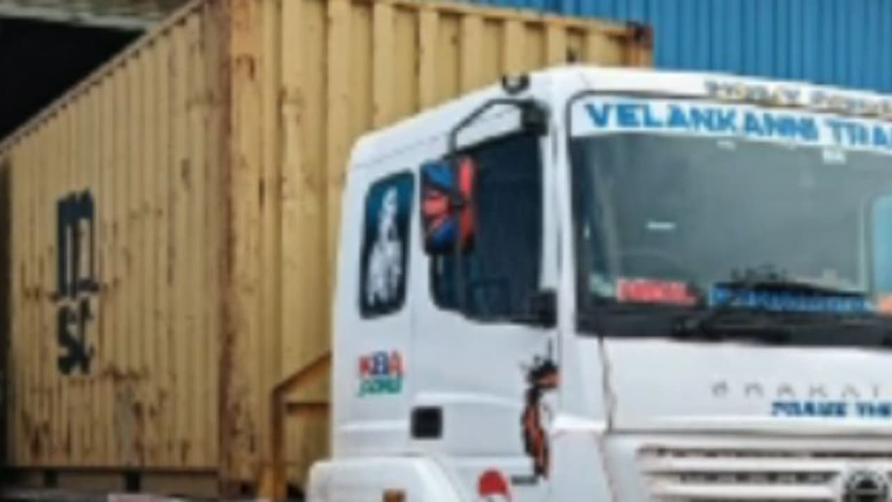 ഉപ്പ് ചാക്കുകളിൽ അരി; ലണ്ടനിലേക്ക് കടത്താനായി കൊണ്ടുവന്ന അരി കണ്ടെയ്നർ കൊച്ചിയിൽ പിടിയിൽ ഉപ്പ് ചാക്കുകളിൽ അരി; ലണ്ടനിലേക്ക് കടത്താനായി കൊണ്ടുവന്ന അരി കണ്ടെയ്നർ കൊച്ചിയിൽ പിടിയിൽ