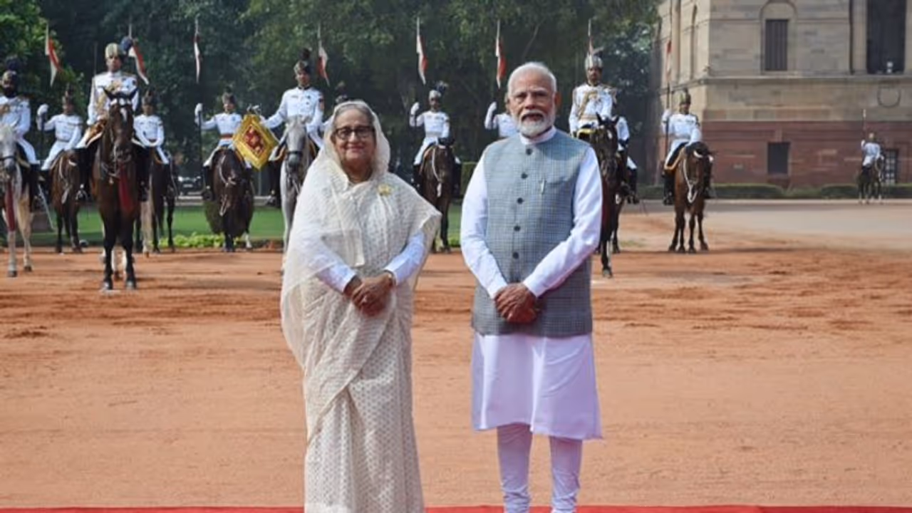 Bangladeshi Prime Minister Sheikh Hasina receives warm welcome in India (WATCH)