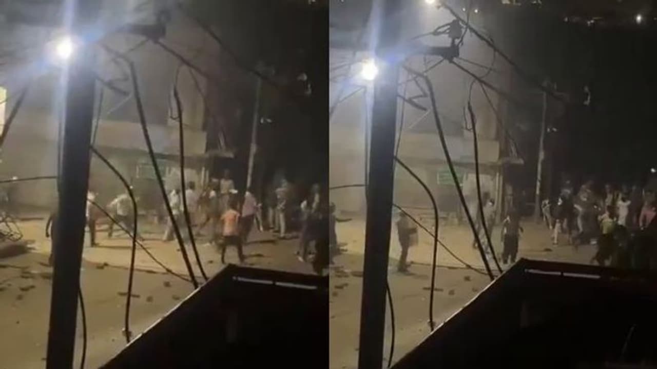 ಈದ್ಗಾ ಬಳಿ ಕಾಂಪೌಂಡ್ ನಿರ್ಮಾಣ; ಎರಡು ಗುಂಪುಗಳ ನಡುವೆ ಗಲಾಟೆ; ಪೊಲೀಸರ ಮೇಲೆ ಕಲ್ಲು ತೂರಾಟ ಈದ್ಗಾ ಬಳಿ ಕಾಂಪೌಂಡ್ ನಿರ್ಮಾಣ; ಎರಡು ಗುಂಪುಗಳ ನಡುವೆ ಗಲಾಟೆ; ಪೊಲೀಸರ ಮೇಲೆ ಕಲ್ಲು ತೂರಾಟ