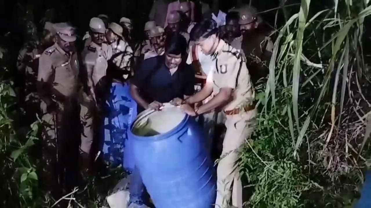 Illicit Liquor | திருச்சியில் 250 லிட்டர் கள்ளச்சாராயம் அழிப்பு; நள்ளிரவில் அதிரடி காட்டிய ஆட்சியர்
