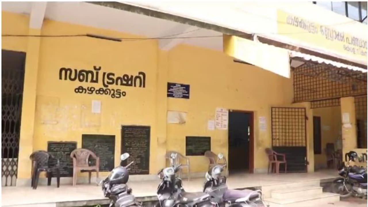 അക്കൗണ്ട് ഉടമകൾ അറിയാതെ തട്ടിയെടുത്തത് 15 ലക്ഷം; കഴക്കൂട്ടം സബ് ട്രഷറി തട്ടിപ്പ് കേസിൽ ആദ്യ അറസ്റ്റ് അക്കൗണ്ട് ഉടമകൾ അറിയാതെ തട്ടിയെടുത്തത് 15 ലക്ഷം; കഴക്കൂട്ടം സബ് ട്രഷറി തട്ടിപ്പ് കേസിൽ ആദ്യ അറസ്റ്റ്
