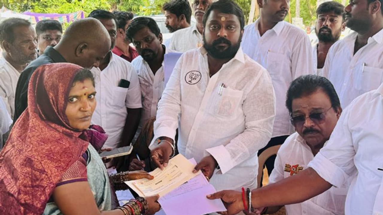 சொன்னதை செய்து காட்டிய பாஜக! கள்ளச்சாராயம் குடித்து பலியான குடும்பத்திற்கு ஒரு லட்சம் வழங்கிய எஸ்.ஜி.சூர்யா! சொன்னதை செய்து காட்டிய பாஜக! கள்ளச்சாராயம் குடித்து பலியான குடும்பத்திற்கு ஒரு லட்சம் வழங்கிய எஸ்.ஜி.சூர்யா!