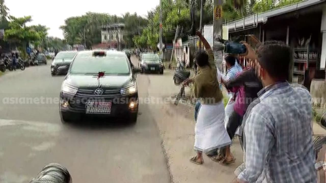 മുഖ്യമന്ത്രിക്ക് നേരെ കോഴിക്കോട് കെഎസ്‌യു എംഎസ്എഫ് പ്രവര്‍ത്തകര്‍ കരിങ്കൊടി വീശി; പ്രവര്‍ത്തകര്‍ കസ്റ്റഡിയിൽ