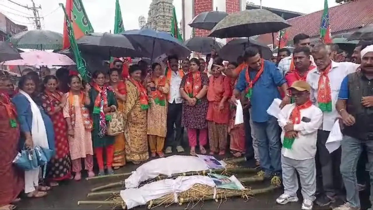 ಶಾಸಕ ಎ.ಎಸ್.ಪೊನ್ನಣ್ಣ ಪ್ರತಿಕೃತಿ ದಹನ: ಕೊಡವರ ಸಂಪ್ರದಾಯಕ್ಕೆ ಅಪಮಾನ ಎಂದು ಕಾಂಗ್ರೆಸ್ ಆಕ್ರೋಶ ಶಾಸಕ ಎ.ಎಸ್.ಪೊನ್ನಣ್ಣ ಪ್ರತಿಕೃತಿ ದಹನ: ಕೊಡವರ ಸಂಪ್ರದಾಯಕ್ಕೆ ಅಪಮಾನ ಎಂದು ಕಾಂಗ್ರೆಸ್ ಆಕ್ರೋಶ