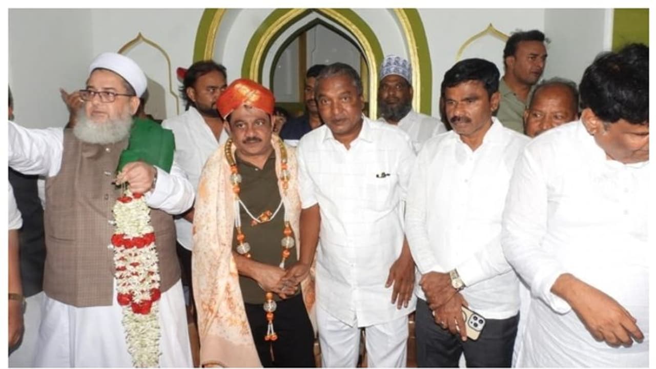 ಐಸಿಸ್ ಉಗ್ರರ ಜತೆ ಸಂಪರ್ಕವಿದೆಯೆಂದು ಯತ್ನಾಳ್ ಆರೋಪಿಸಿದ್ದ ಧರ್ಮಗುರು ಭೇಟಿಯಾದ ಜಮೀರ್ ಐಸಿಸ್ ಉಗ್ರರ ಜತೆ ಸಂಪರ್ಕವಿದೆಯೆಂದು ಯತ್ನಾಳ್ ಆರೋಪಿಸಿದ್ದ ಧರ್ಮಗುರು ಭೇಟಿಯಾದ ಜಮೀರ್