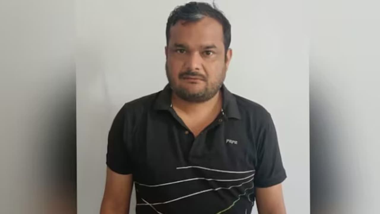 നീറ്റ് ചോദ്യപേപ്പർ ചോർച്ച: പിന്നിൽ 'സോൾവർ ​ഗ്യാങ്'? സൂത്രധാരൻ രവി അത്രി അറസ്റ്റിൽ