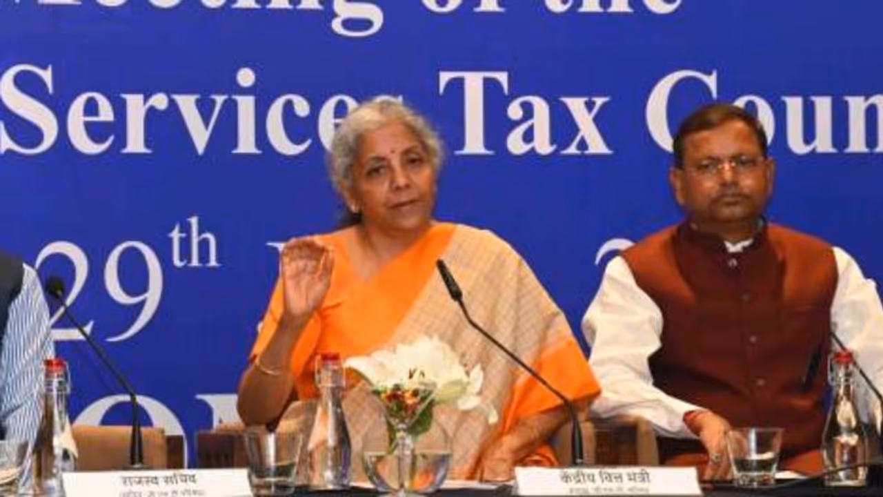 ரயில்வே பிளாட்பார்ம் டிக்கெட்டுகளுக்கு ஜிஎஸ்டியா? குட் நியூஸ் சொன்ன நிதியமைச்சர் நிர்மலா சீதாராமன்!