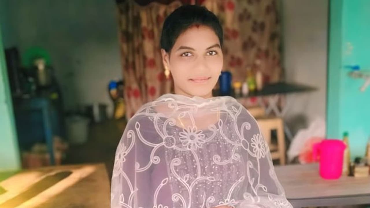 தற்கொலைக்கு முயன்ற கணவர்! டாக்டர் சொன்ன அந்த வார்த்தை! மருத்துவமனை வளாகத்தில் காதல் மனைவி தூக்கிட்டு தற்கொலை!