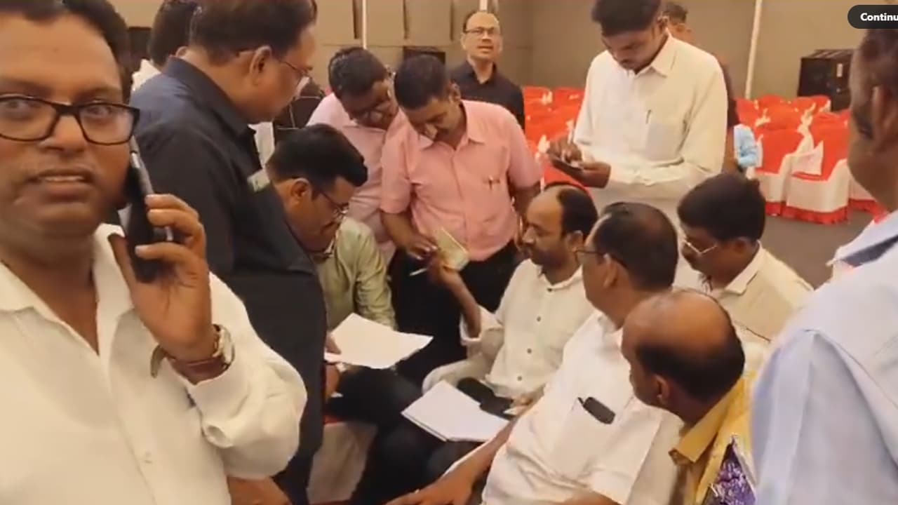 mahayuti leaders distribute money in nashik teacher election voters 