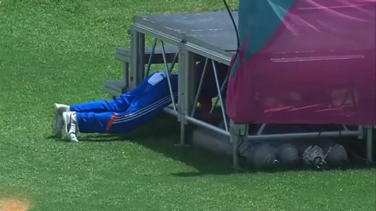 கூடாரத்துக்குள் புகுந்து பந்தை எடுத்து வந்த விராட் கோலி – வைரலாகும் வீடியோ! கூடாரத்துக்குள் புகுந்து பந்தை எடுத்து வந்த விராட் கோலி – வைரலாகும் வீடியோ!