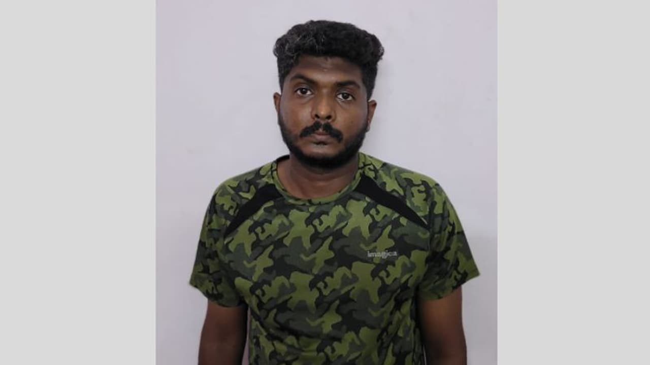 ചില്ലറ പ്ലാനിംഗല്ല! വ്യാജ സൈറ്റ്, എഫ്ബി അക്കൗണ്ട്; നേവിയിൽ ജോലി വാഗ്ദാനം ചെയ്ത് 8 ലക്ഷം തട്ടി, പ്രതി പിടിയിൽ ചില്ലറ പ്ലാനിംഗല്ല! വ്യാജ സൈറ്റ്, എഫ്ബി അക്കൗണ്ട്; നേവിയിൽ ജോലി വാഗ്ദാനം ചെയ്ത് 8 ലക്ഷം തട്ടി, പ്രതി പിടിയിൽ