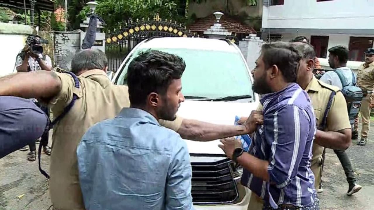 പ്ലസ് വൺ സീറ്റ്: തിരുവനന്തപുരത്ത് വിദ്യാഭ്യാസ മന്ത്രിയെ തടഞ്ഞ് കെഎസ്യു; കാറിൽ കരിങ്കൊടി കെട്ടി പ്രതിഷേധം പ്ലസ് വൺ സീറ്റ്: തിരുവനന്തപുരത്ത് വിദ്യാഭ്യാസ മന്ത്രിയെ തടഞ്ഞ് കെഎസ്യു; കാറിൽ കരിങ്കൊടി കെട്ടി പ്രതിഷേധം