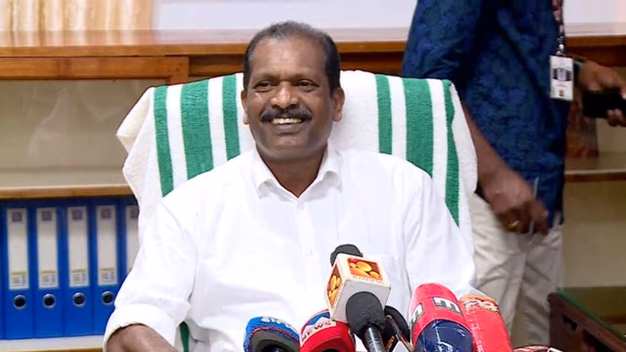 പിണറായി ഗ്രാമപഞ്ചായത്തിനെ അതിദാരിദ്ര്യമുക്തമായി പ്രഖ്യാപിച്ചു; രാജ്യത്തിന് തന്നെ മാതൃകയെന്ന് മന്ത്രി ഒആർ കേളു