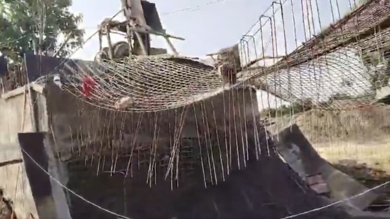 ಬಿಹಾರದಲ್ಲಿಂದು ಮೂರನೇ ಸೇತುವೆ ಕುಸಿತ; ಕಾಮಗಾರಿ ಪೂರ್ಣಗೊಳ್ಳುವ ಮೊದಲೇ ನೆಲಕಚ್ಚಿದ ಬ್ರಿಡ್ಜ್ ಬಿಹಾರದಲ್ಲಿಂದು ಮೂರನೇ ಸೇತುವೆ ಕುಸಿತ; ಕಾಮಗಾರಿ ಪೂರ್ಣಗೊಳ್ಳುವ ಮೊದಲೇ ನೆಲಕಚ್ಚಿದ ಬ್ರಿಡ್ಜ್