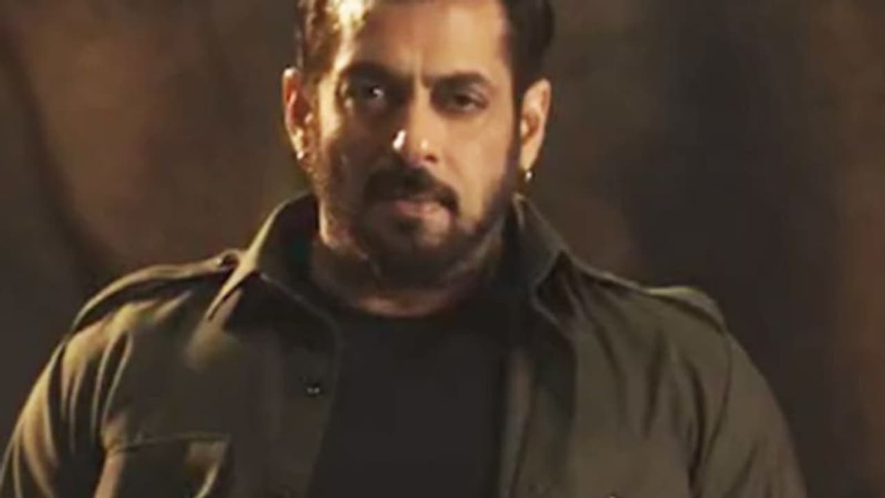 സ്റ്റൈലിഷ് ലുക്കില് സല്മാൻ ഖാൻ, വീഡിയോ ശ്രദ്ധയാകര്ഷിക്കുന്നു സ്റ്റൈലിഷ് ലുക്കില് സല്മാൻ ഖാൻ, വീഡിയോ ശ്രദ്ധയാകര്ഷിക്കുന്നു