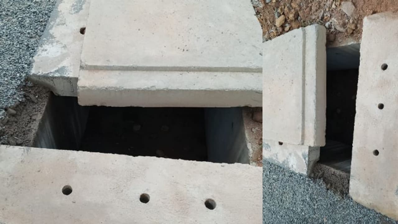 നിർമ്മാണം തോന്നിയ പോലെ, പണി കഴിഞ്ഞിട്ടും മൂടിയിട്ടില്ല; 9 വയസുകാരി ഓടയ്ക്കുള്ളിൽ വീണ് കാലിന് പരിക്കേറ്റു നിർമ്മാണം തോന്നിയ പോലെ, പണി കഴിഞ്ഞിട്ടും മൂടിയിട്ടില്ല; 9 വയസുകാരി ഓടയ്ക്കുള്ളിൽ വീണ് കാലിന് പരിക്കേറ്റു