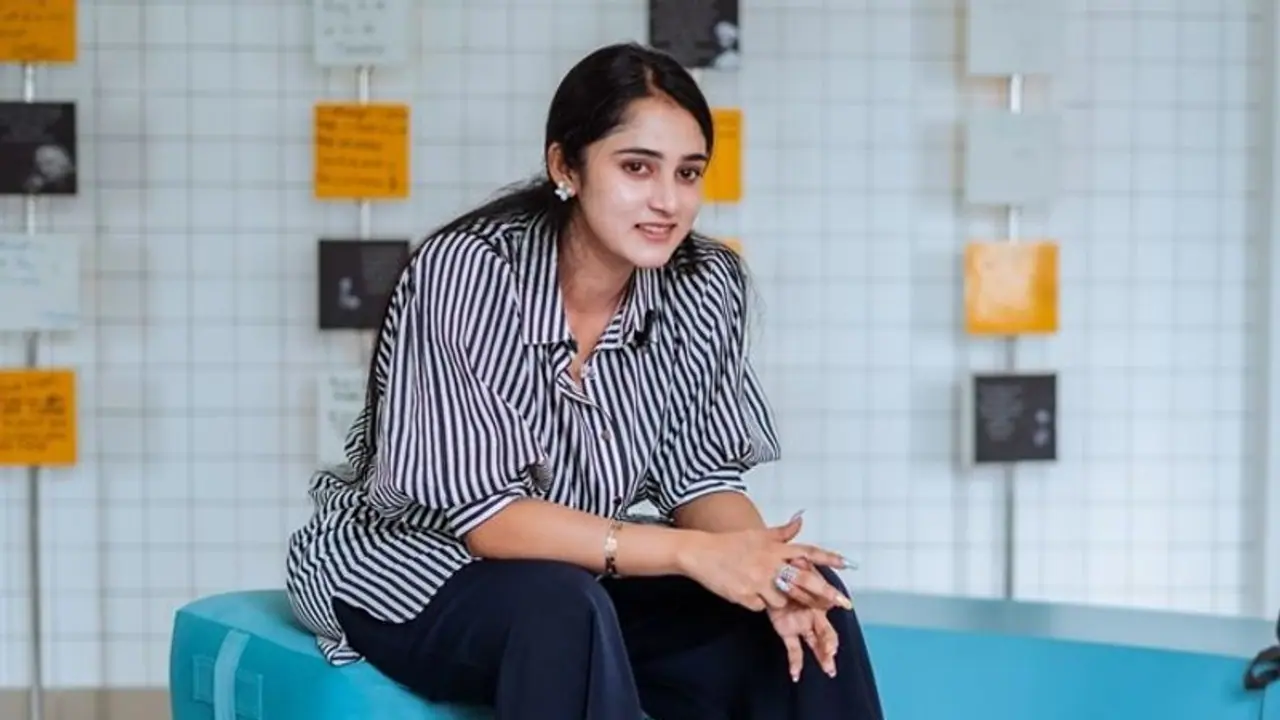 ಚೇರ್ಮೆನ್ ಮಗಳು ಐಶ್ವರ್ಯ ಕ್ಲಾಸಿಗೆ ಹಾಕಿದ್ರಾ ಬಂಕ್? ಅಟೆಂಡೆನ್ಸ್ ಬಗ್ಗೆ ಡಿಕೆಶಿ ಪುತ್ರಿ ಹೇಳಿದ್ದೇನು? ಚೇರ್ಮೆನ್ ಮಗಳು ಐಶ್ವರ್ಯ ಕ್ಲಾಸಿಗೆ ಹಾಕಿದ್ರಾ ಬಂಕ್? ಅಟೆಂಡೆನ್ಸ್ ಬಗ್ಗೆ ಡಿಕೆಶಿ ಪುತ್ರಿ ಹೇಳಿದ್ದೇನು?