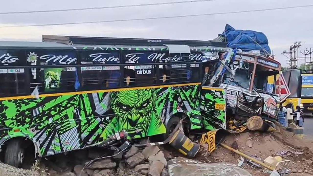 Karur Accident: கரூர் அருகே நெடுஞ்சாலையில் பழுதாகி நின்ற சுற்றுலாப் பேருந்து மீது டாரஸ் லாரி மோதி ஒருவர் பலி Karur Accident: கரூர் அருகே நெடுஞ்சாலையில் பழுதாகி நின்ற சுற்றுலாப் பேருந்து மீது டாரஸ் லாரி மோதி ஒருவர் பலி