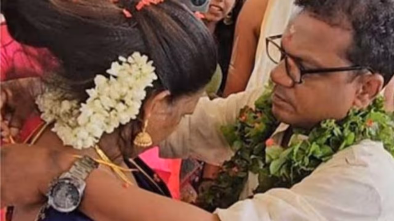 മക്കളെ സാക്ഷിയാക്കി വീണ്ടും ധര്മജൻ വിവാഹിതനായി, നിയമപരമായി, 'വധു ഭാര്യ അനൂജ' മക്കളെ സാക്ഷിയാക്കി വീണ്ടും ധര്മജൻ വിവാഹിതനായി, നിയമപരമായി, 'വധു ഭാര്യ അനൂജ'