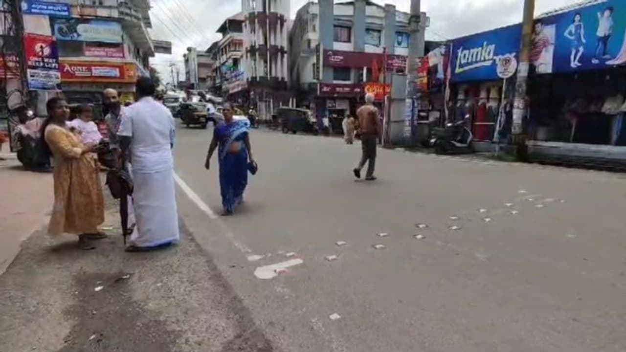 കട്ടപ്പന ടൗണിലെ സീബ്രാ ലൈൻ മാഞ്ഞിട്ട് മാസങ്ങൾ; 'സാങ്കൽപ്പിക ലൈനിൽ' ജീവൻ പണയം വെച്ച് കാൽനട യാത്രികർ