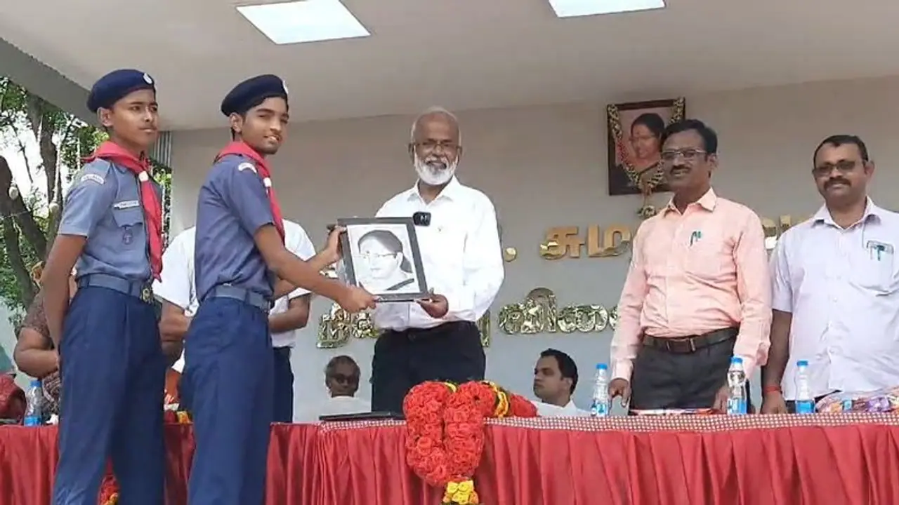 மனைவியின் நினைவாக அரசுப்பள்ளியை ரூ.1 கோடி செலவில் நவீனமயமாக்கிய தொழிலதிபர்