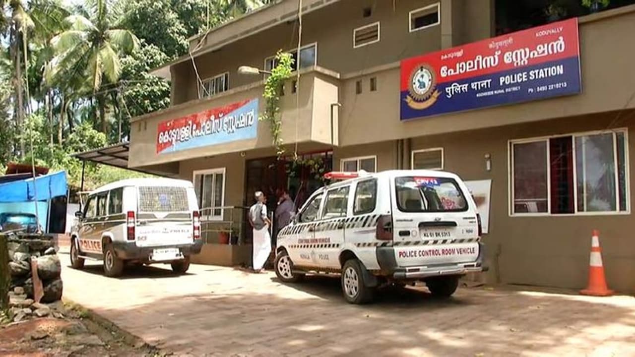 ട്യൂഷന് സെന്ററില് വിദ്യാര്ത്ഥിനികളെ അധ്യാപകര് ക്രൂരമായി മര്ദ്ദിച്ചതായി പരാതി ട്യൂഷന് സെന്ററില് വിദ്യാര്ത്ഥിനികളെ അധ്യാപകര് ക്രൂരമായി മര്ദ്ദിച്ചതായി പരാതി