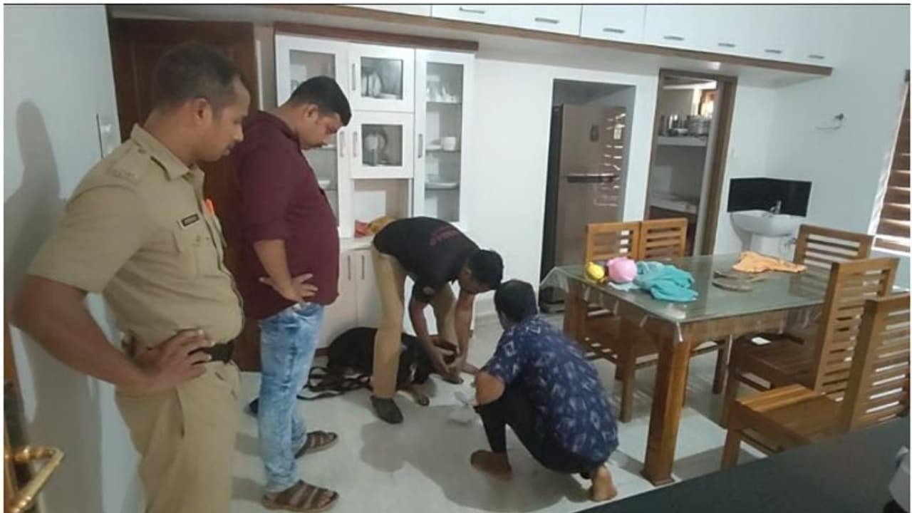 വീട്ടുകാര് ബന്ധുവീട്ടില് പോയതിന് പിന്നാലെ മോഷണം; 32 പവന്റെ സ്വര്ണാഭരണങ്ങള് കവര്ന്നു വീട്ടുകാര് ബന്ധുവീട്ടില് പോയതിന് പിന്നാലെ മോഷണം; 32 പവന്റെ സ്വര്ണാഭരണങ്ങള് കവര്ന്നു