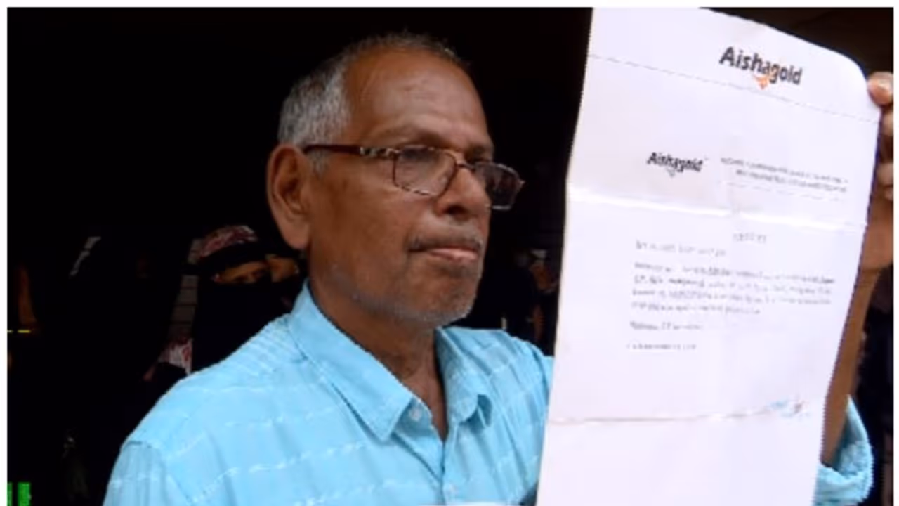 അയ്ഷ ഗോൾഡിൽ നിക്ഷേപം നടത്തിയവർ സമരത്തിൽ; സ്ഥാപനം വിറ്റ് പണം നൽകാമെന്ന ഉറപ്പും പാഴായി, കിട്ടാനുള്ളത് 60 കോടി അയ്ഷ ഗോൾഡിൽ നിക്ഷേപം നടത്തിയവർ സമരത്തിൽ; സ്ഥാപനം വിറ്റ് പണം നൽകാമെന്ന ഉറപ്പും പാഴായി, കിട്ടാനുള്ളത് 60 കോടി