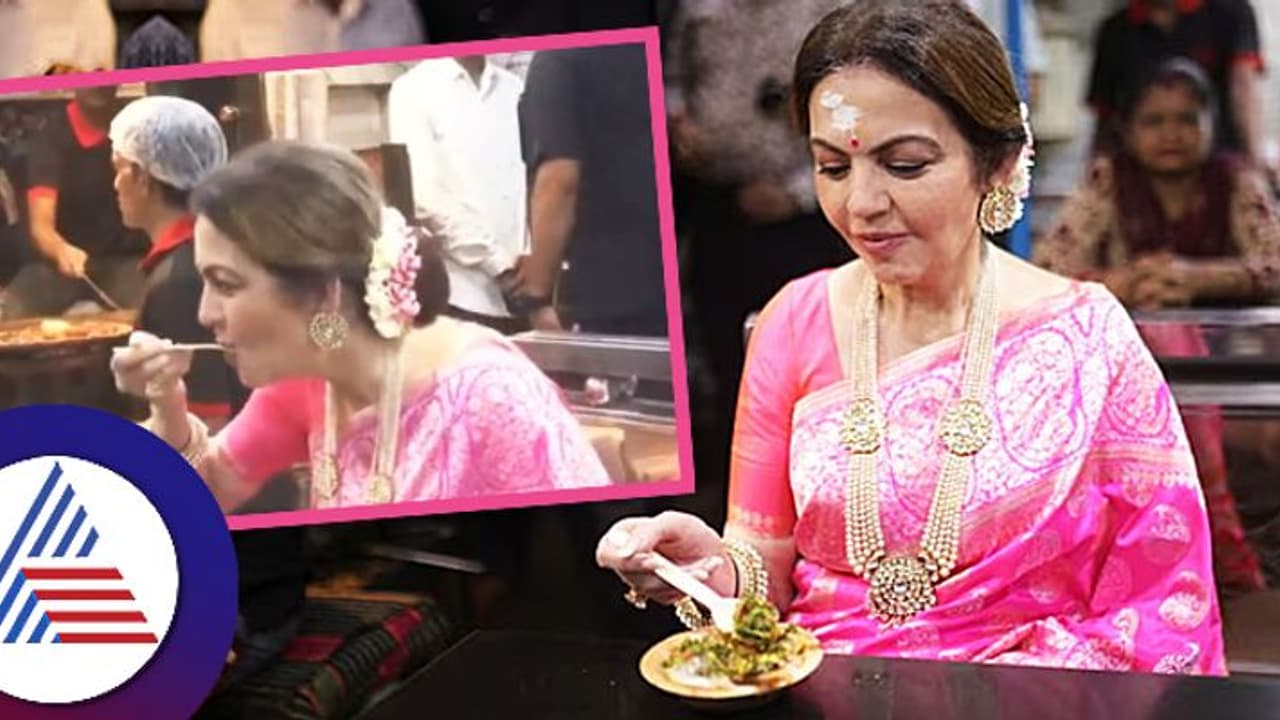 നിത അംബാനി വാരണാസിയിൽ, മകന്റെ വിവാഹ ക്ഷണക്കത്ത് കാശി വിശ്വനാഥന് സമർപ്പിച്ചു