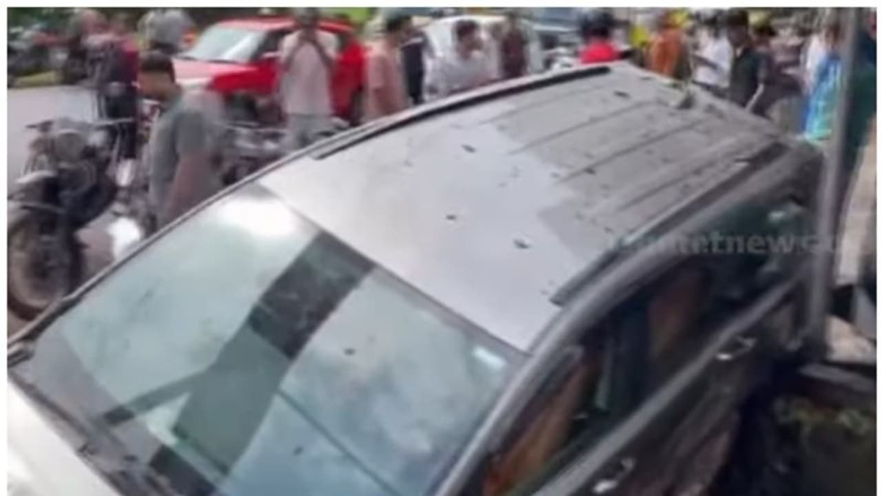കോഴിക്കോട് ഇന്നോവ കടയിലേക്ക് ഇടിച്ചു കയറി അപകടം; 5 പേർക്ക് പരിക്ക്, വാഹനങ്ങള്‍ക്കും കേടുപാട്