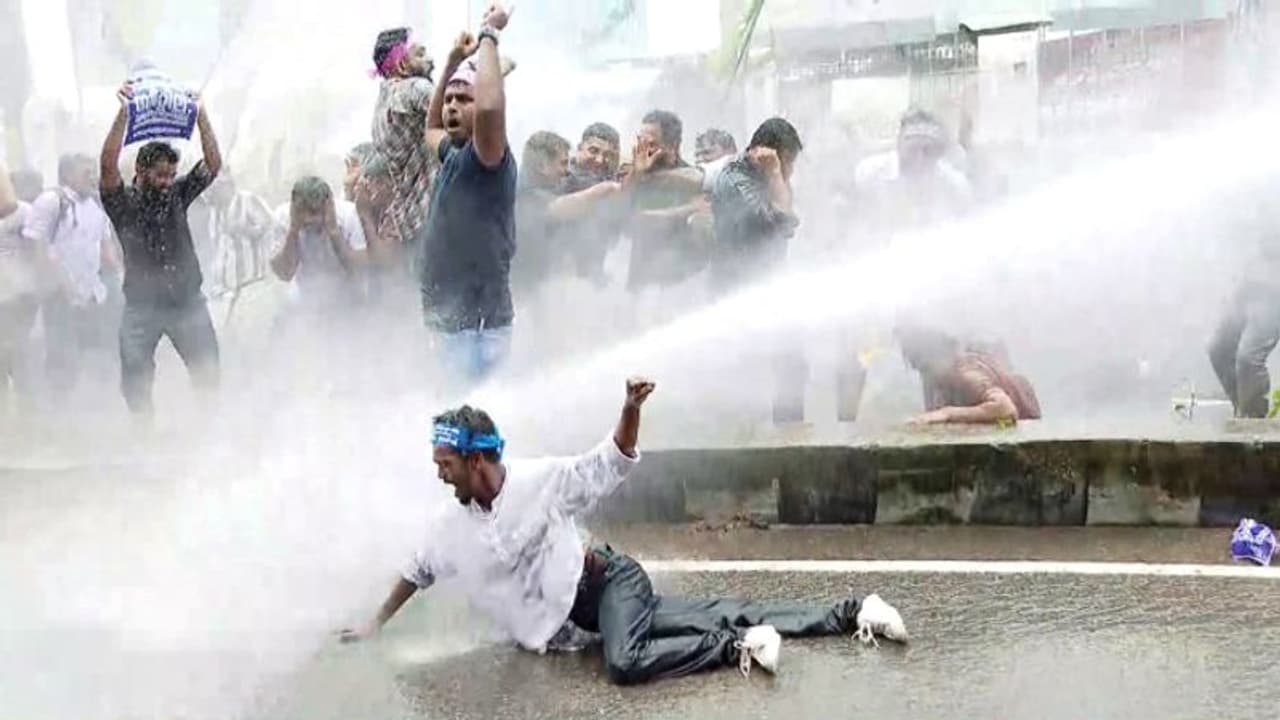 പ്ലസ് വൺ സീറ്റ് പ്രതിസന്ധി; യൂത്ത് ലീഗ് നിയമസഭാ മാർച്ചിൽ സംഘർഷം, അനിശ്ചികാല സമരം ആരംഭിക്കുമെന്ന് മുന്നറിയിപ്പ് പ്ലസ് വൺ സീറ്റ് പ്രതിസന്ധി; യൂത്ത് ലീഗ് നിയമസഭാ മാർച്ചിൽ സംഘർഷം, അനിശ്ചികാല സമരം ആരംഭിക്കുമെന്ന് മുന്നറിയിപ്പ്