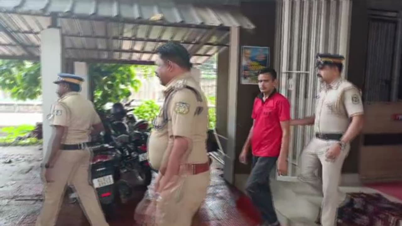 ട്രെയിൻ യാത്രക്കിടെ വിദേശ വനിതയ്ക്കുനേരെ ലൈംഗികാതിക്രമം; പാൻട്രി ജീവനക്കാരൻ അറസ്റ്റിൽ ട്രെയിൻ യാത്രക്കിടെ വിദേശ വനിതയ്ക്കുനേരെ ലൈംഗികാതിക്രമം; പാൻട്രി ജീവനക്കാരൻ അറസ്റ്റിൽ