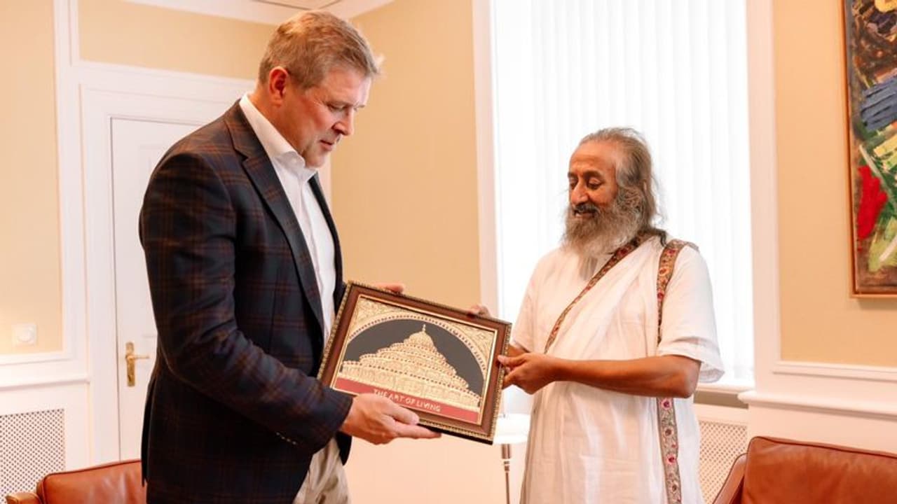 ಐಸ್‌ಲ್ಯಾಂಡ್ ಪ್ರಧಾನಿ ಬೆನೆಡಿಕ್ಟ್‌ಸನ್ ಭೇಟಿಯಾದ ರವಿಶಂಕರ್ ಗುರೂಜಿ; ಮಾನಸಿಕ ಆರೋಗ್ಯದ ಬಗ್ಗೆ ಚರ್ಚೆ